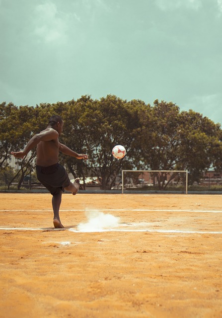 技惊四座，麦克托米奈开场3分钟为苏格兰打入一粒精彩的倒钩