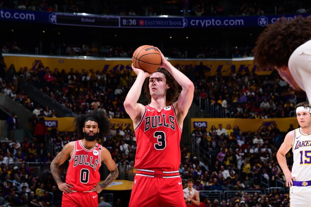 泪目，若塔遗孀被邀请到葡萄牙超级杯现场，全场球迷起立致意